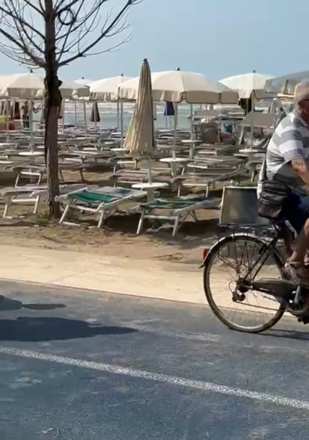 Shiu tremb pushuesit, plazhi i madh në Durrës thuajse bosh (VIDEO)