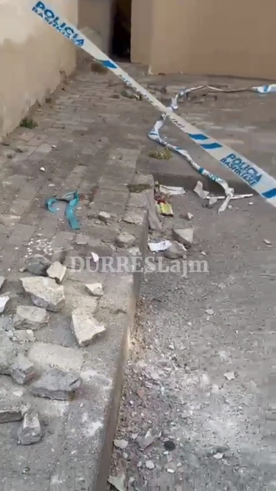 Shkëputen pllakat e fasadës së pallatit në Durrës, vihet në rrezik jeta e banorëve (VIDEO)