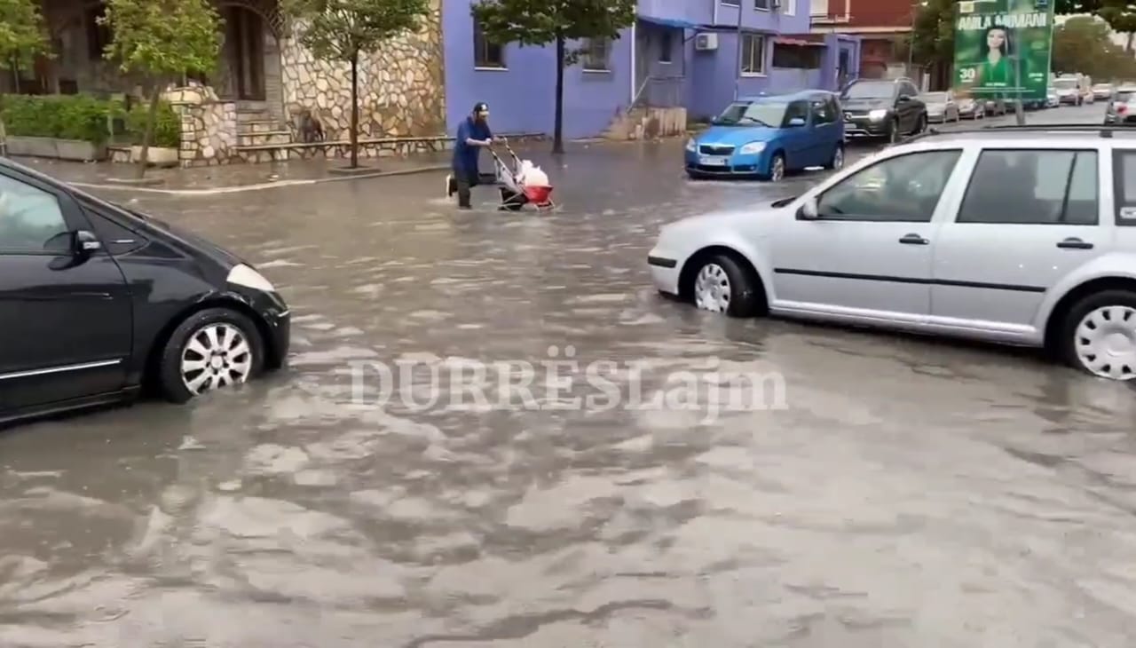 &#8220;Bomba e ujit&#8221; përmbyt rrugët e Durrësit (VIDEO)