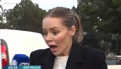 Gazetarja braziliane grabitet gjatë transmetimit live, “skifteri” i merr celularin! (VIDEO)
