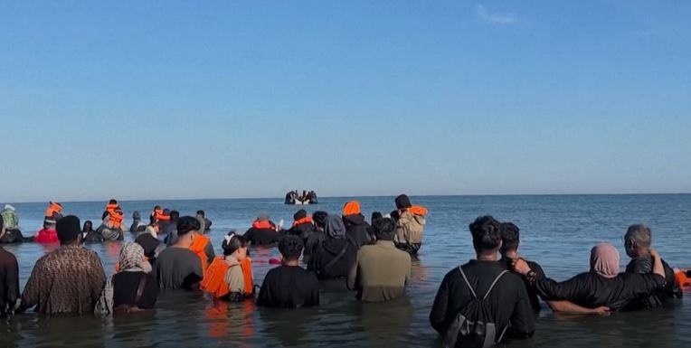 Rekord emigrantësh drejt Britanisë, rritet me 46% numri i hyrjeve me varka