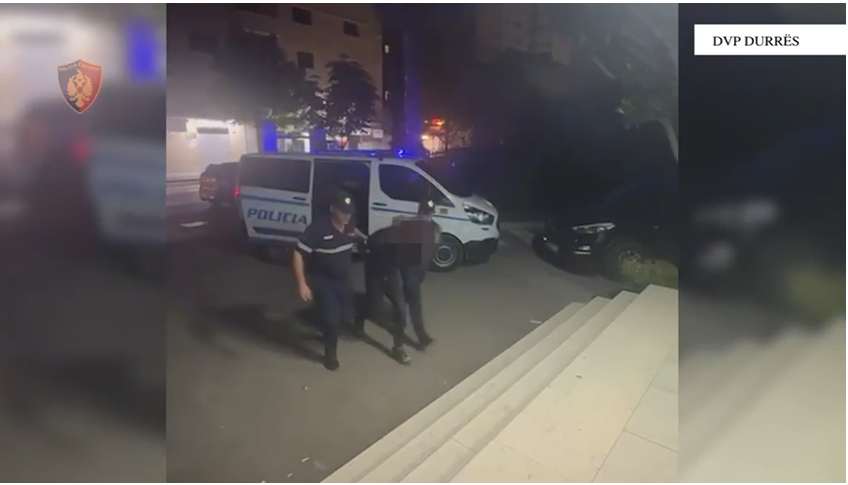 Durrës/ 23-vjeçari kapet në flagrancë duke shitur doza kanabisi në plazh (VIDEO)