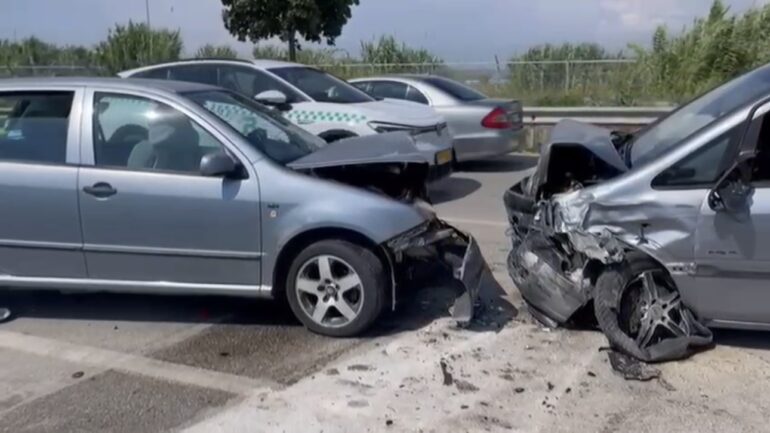 Përplasen tre automjete, plagosen drejtuesit