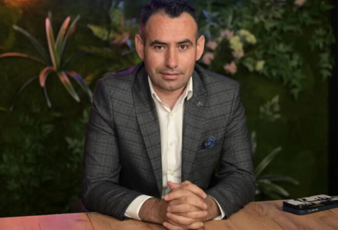 Kërcënoi gazetarin Almer Toska, procedohet penalisht biznesmeni Juljan Morina