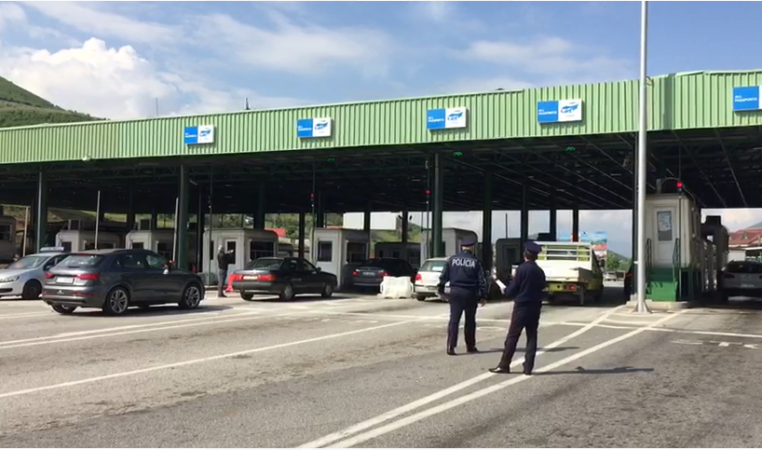 Tentuan të kalonin kufirin me drogë të fshehur në automjet, arrestohen dy shtetas në Morinë