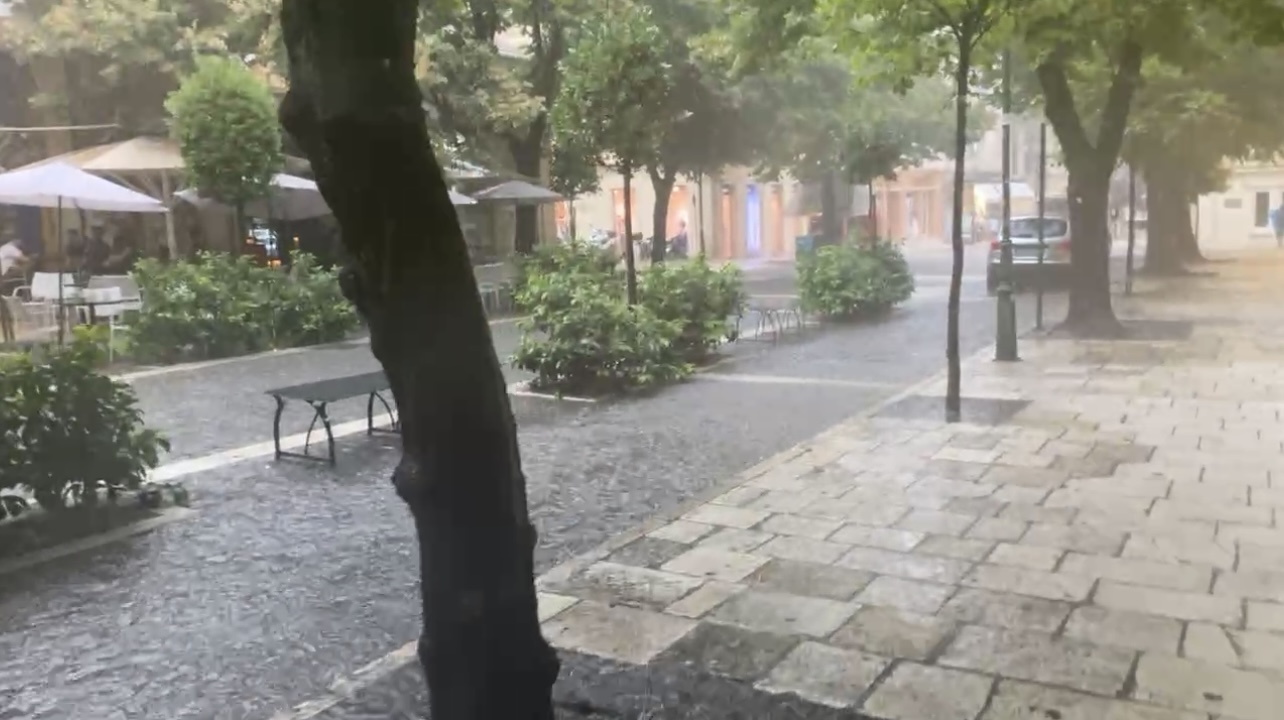 Përmbytje dhe erërat e forta godasin Korfuzin, ndërpritet energjia elektrike në disa zona