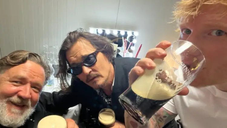 Pse një fotografi e Ed Sheeran me Johnny Depp dhe Russell Crowe po vërshohet nga një valë kritikash në internet?