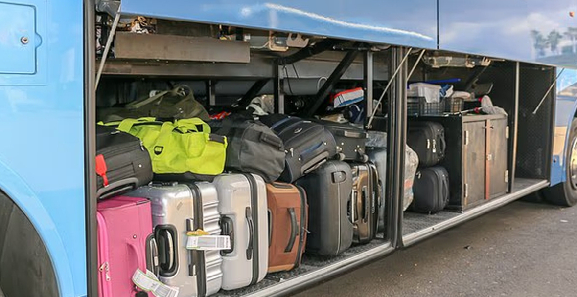 Nëna fsheh vajzën 2 vjeçare në valixhe dhe e fut në bagazhin e autobusit 