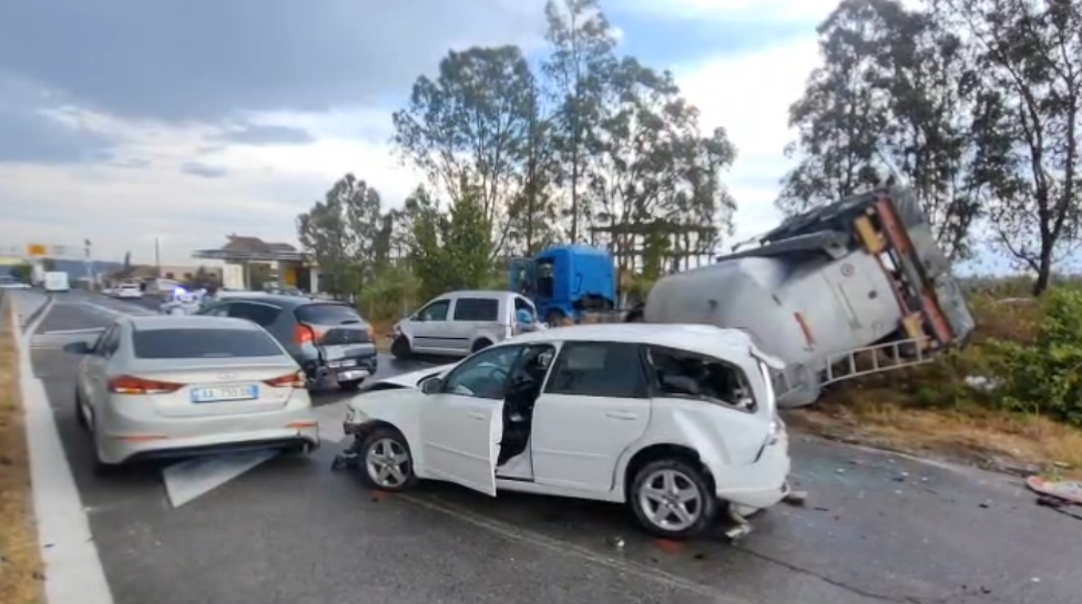 Aksident i 5-fishtë në Fier–Lushnje, përmbyset edhe autoboti, 2 persona të plagosur 