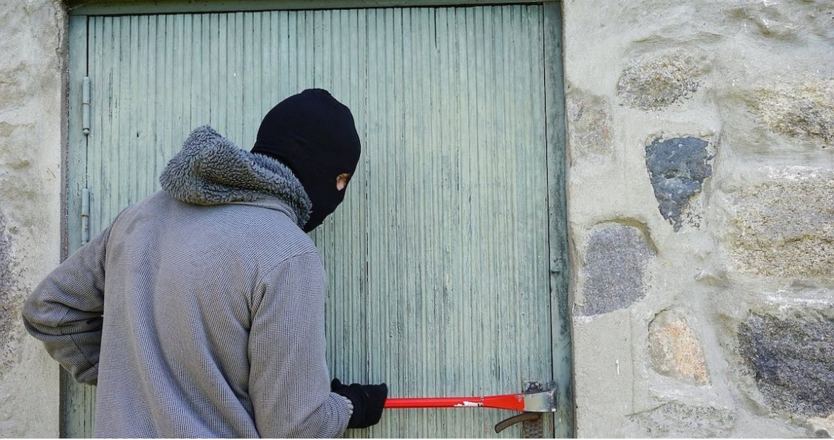 I vjedhin 1 milion euro në shtëpi teksa ishte me pushime, e kishte lënë çelësat e banesës në kutinë postare 