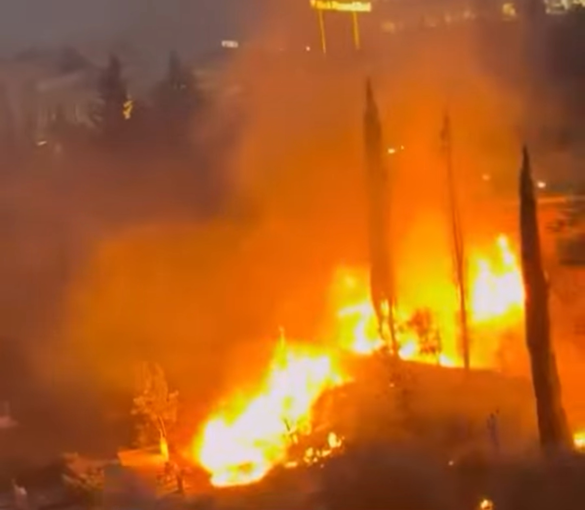 Zjarr në Dhërmi, flakët pranë varrezave të fshatit dhe banesave