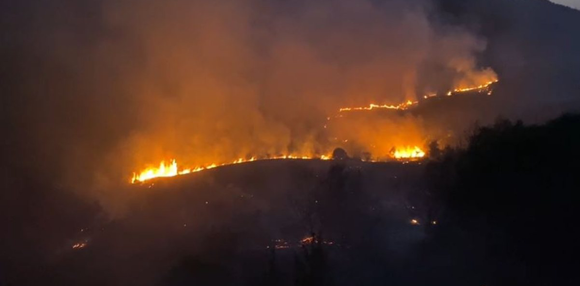 Zjarr i madh pranë uzinës së Poliçanit, flakët afër magazinave me lëndë plasëse 