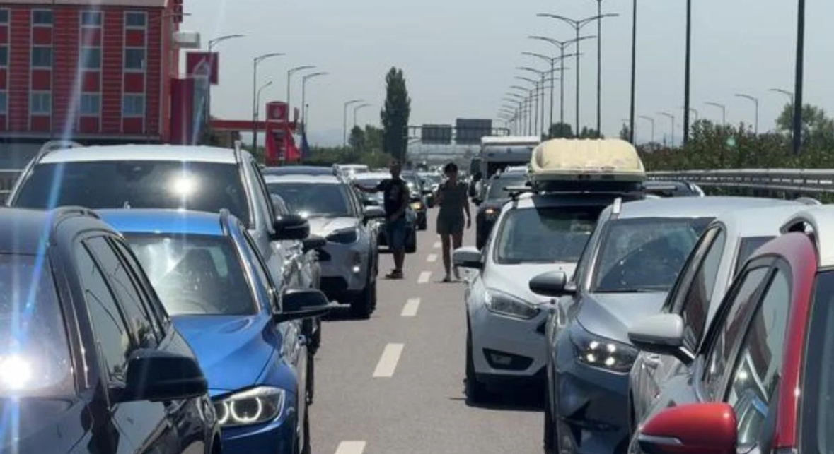 Kulmi i sezonit! Bllokohet aksi kombëtar Laç-Lezhë, radhë kilometrike automjetesh