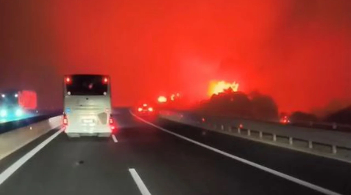 Zjarret në Greqi/ Qindra emigrantë shqiptarë mbeten të bllokuar në aksin që lidh Artën me Janinën