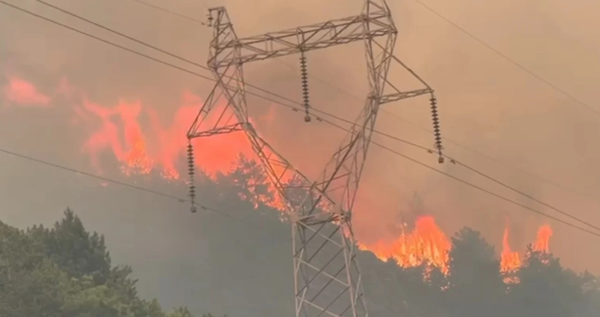 Ulet intensiteti i zjarrit në Fushë-Arrëz, banesat jashtë rrezikut për jetën