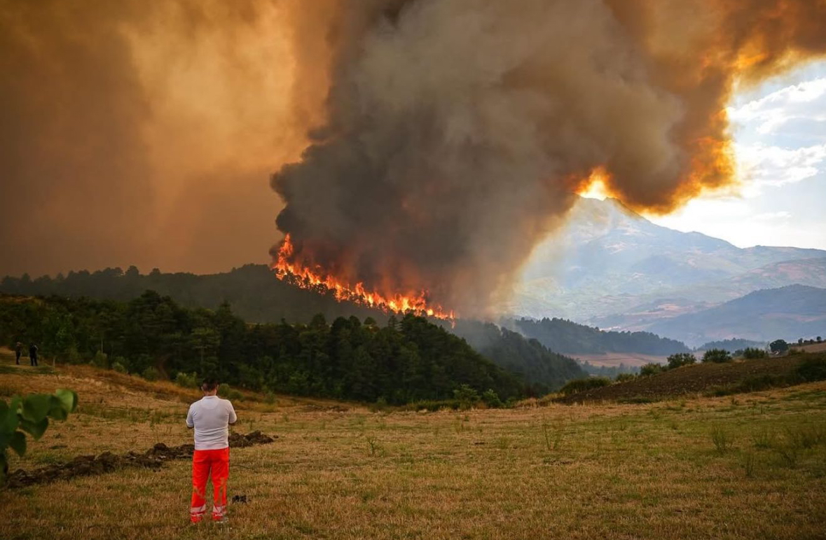 Situatë e tensionuar në Gramsh: Riaktivizime dhe vatra të reja zjarri