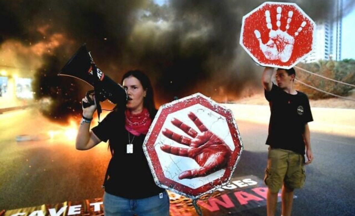 Pengje të mbajtura nga Hamasi, mijëra izraelitë paralajmërojnë protestë të dielën