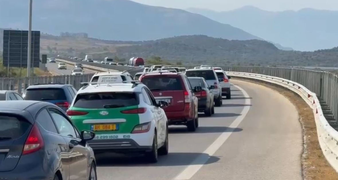 Aksident në autostradën Fier–Vlorë/ Përplasen dy makina, krijohet trafik i rënduar
