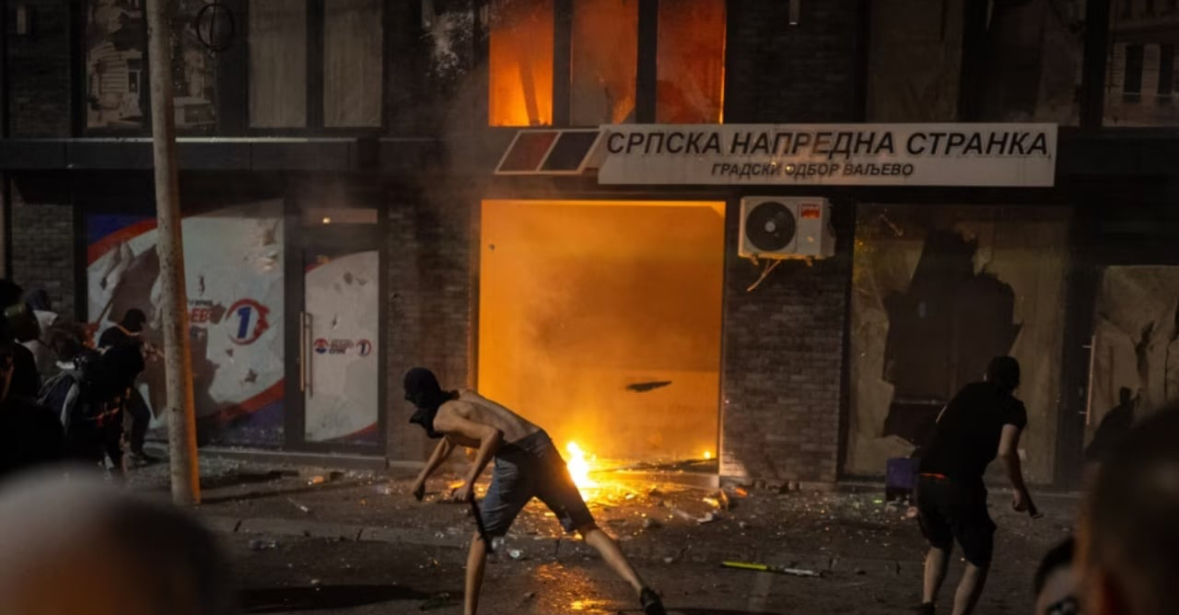 Vazhdojnë përleshjet mes protestuesve antiqeveritarë dhe policisë në tri qytete serbe, u vihet zjarri zyrave të Vuçiçit