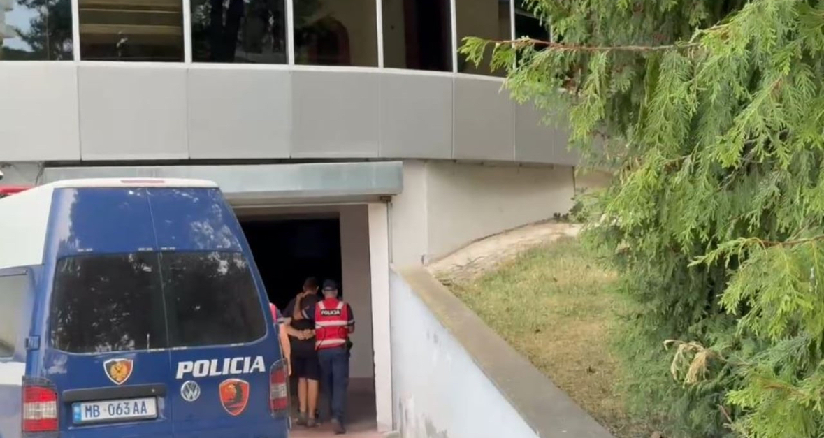 Vrazja me thikë e 14-vjeçarit në Maliq/ Të arrestuarit mbërrijnë në gjykatë, sot mbahet seanca për caktimin e masës
