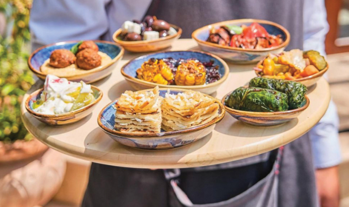 Sondazhi me turistët, cilat janë pjatat dhe pijet e tyre të preferuara në Shqipëri