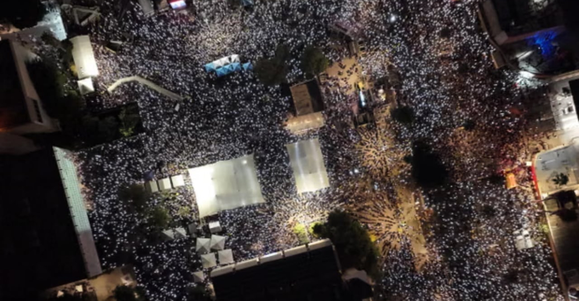 “Populli izraelit dëshiron fundin e luftës”/ Protestë historike në Tel Aviv, 500 mijë njerëz kërkojnë lirimin e pengjeve