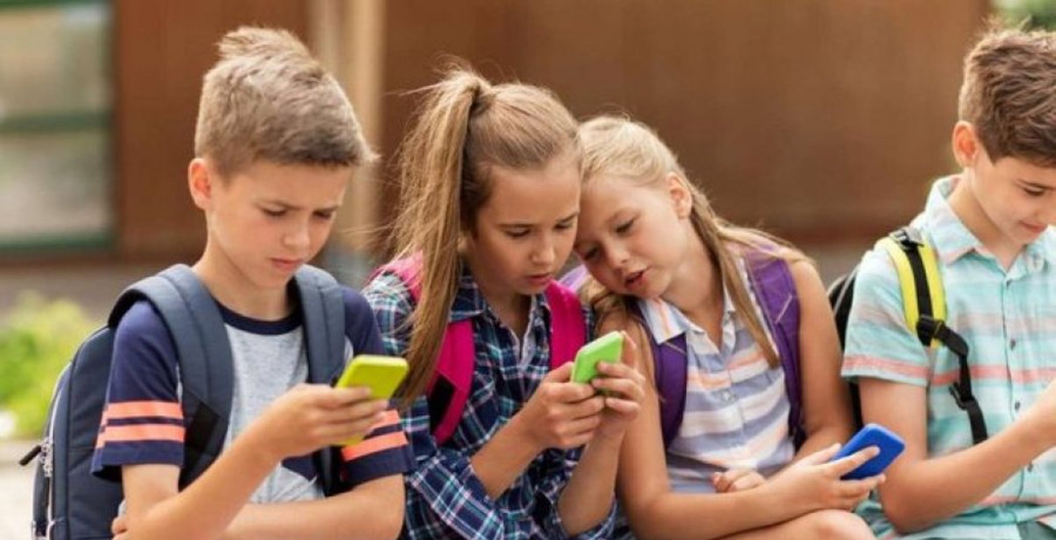 A funksionon ndalimi? Fëmijët nuk ndahen dot nga rrjetet sociale dhe kjo po u dëmton shëndetin 