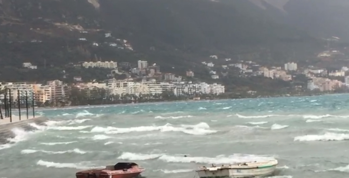 Afrohet stuhia, ndalohet dalja në det e anijeve të peshkimit në Vlorë