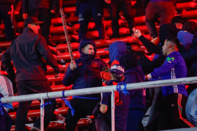 Përleshje të dhunshme midis tifozëve argjentinas dhe atyre kilianë, qindra të arrestuar, disa të plagosur rëndë