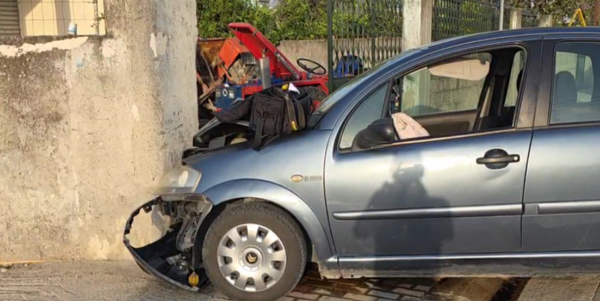 Makina përplaset me murin rrethues të një banese, dy të plagosur në Fier 