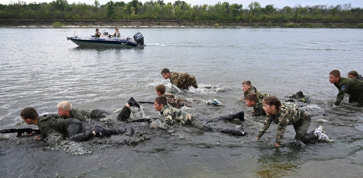“Na mësojnë si hidhet granata”, vendi ku Rusia përgatit ushtarët e së ardhmes 