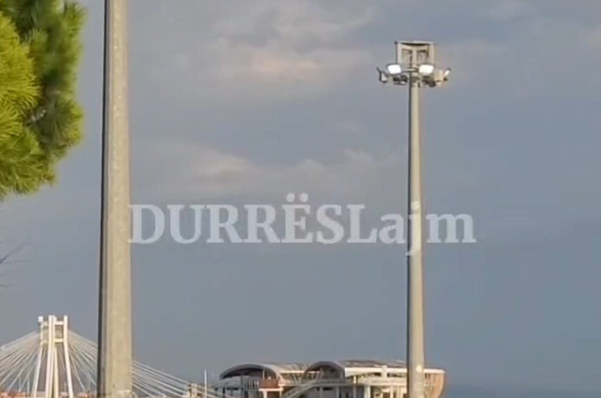 Në Durrës, prozhektorët ndriçojnë edhe gjatë ditës! (VIDEO)