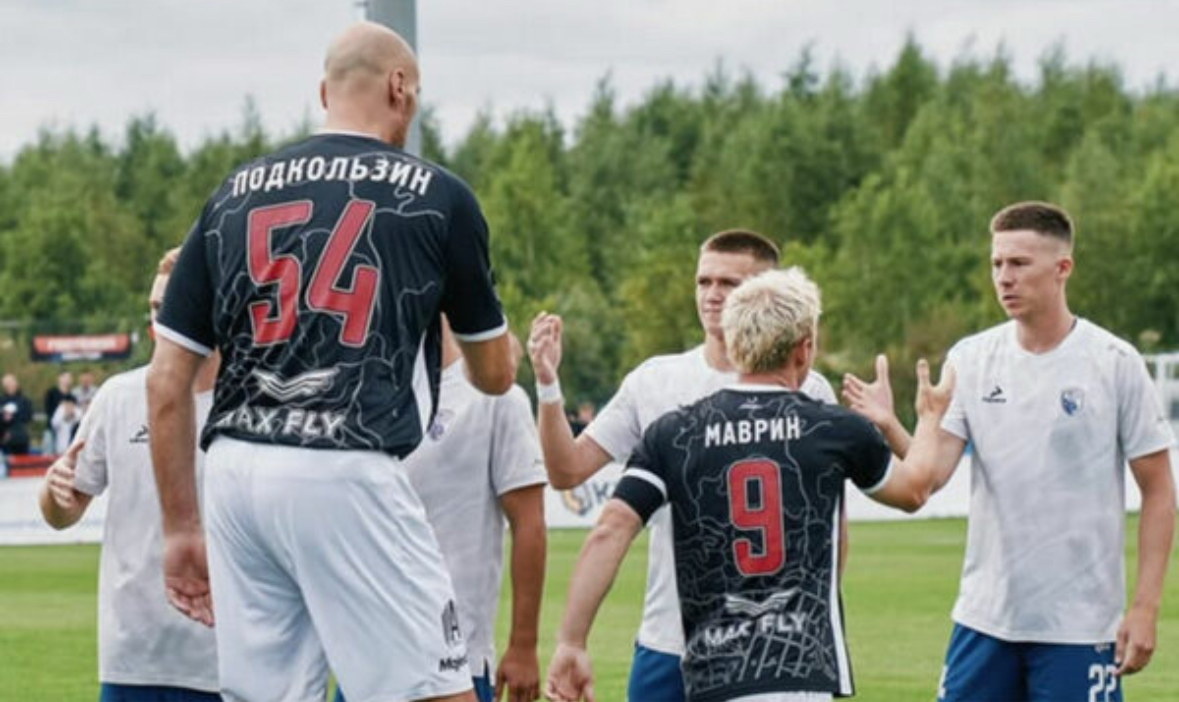 Ish-basketbollisti i NBA-së bëhet futbollisti më i gjatë në histori