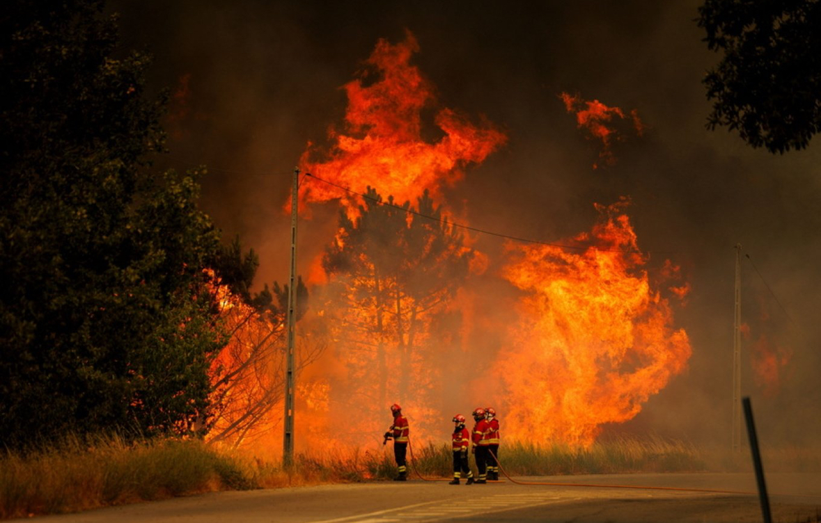 Zjarret në Portugali, zjarrfikësi humb jetën mes flakëve