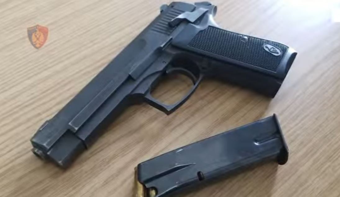 Qarkullonte me pistoletë me municion luftarak në kamionçinë, vendoset në pranga 20-vjeçari (EMRI)