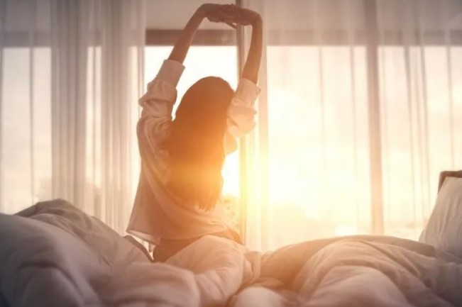 Si ta nisim ditën me energji? Pesë këshilla të thjeshta që bëjnë diferencën!