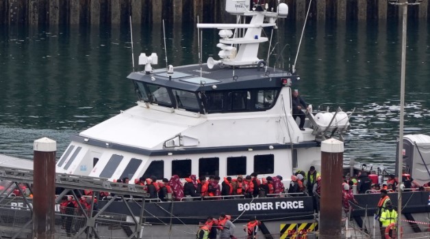 Kryeministri britanik paralajmëron emigrantët që mbërrijnë ilegalisht me gomone në Angli: Do ju kthejmë mbrapsht!