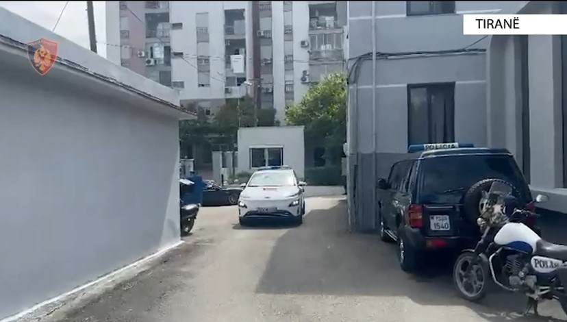 Posedonte armë zjarri pa leje, arrestohet 38-vjeçari, policia i sekuestron automatikun dhe municionin luftarak