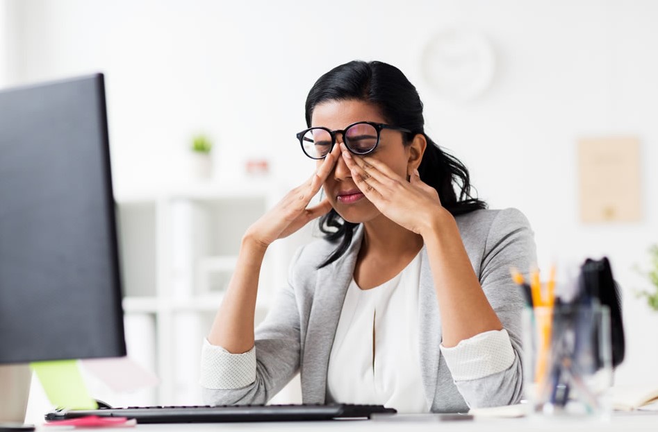 Shikimi i turbullt nga qëndrimi i gjatë para ekraneve! Ja çfarë duhet të bëni sipas ekspertëve