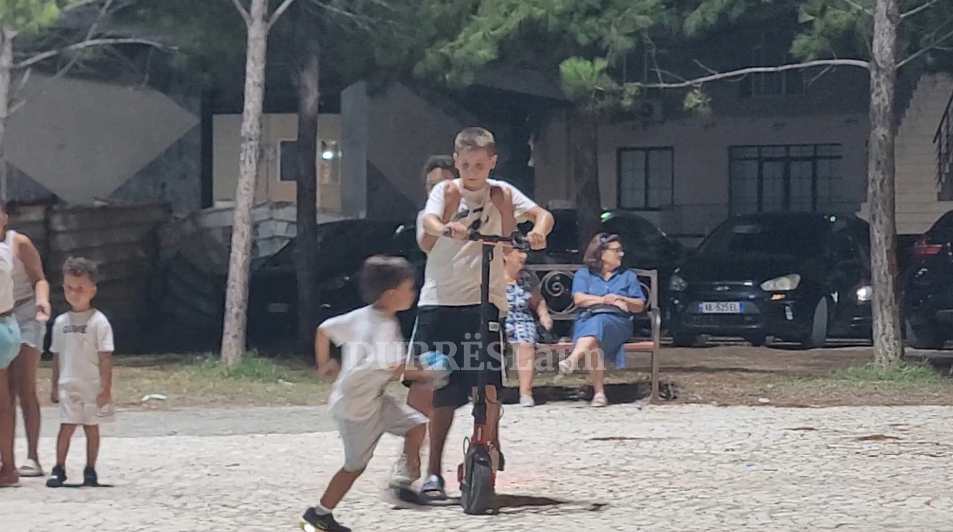 Monopatinat në shëtitoret e Durrësit, rreziku që vjen prej të miturve që i përdorin (VIDEO)