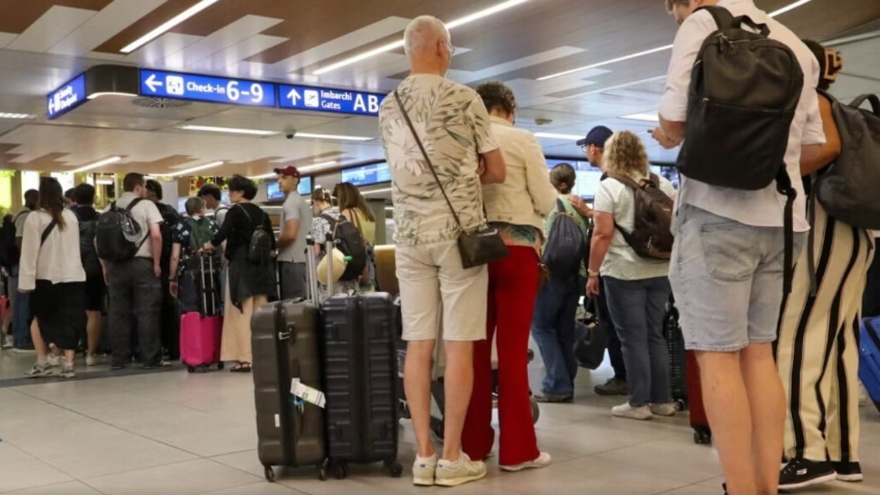 10-vjeçarit i skadon pasaporta, prindërit e braktisin në aeroport për të mos humbur fluturimin