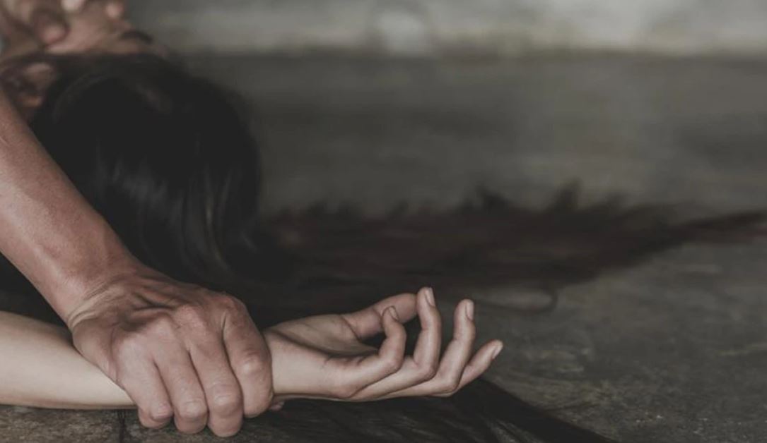 Dyshohet se kanë kryer marrëdhënie seksuale me një 15-vjeçare, arrestohen 4 të rinj, një tjetër shpallet në kërkim