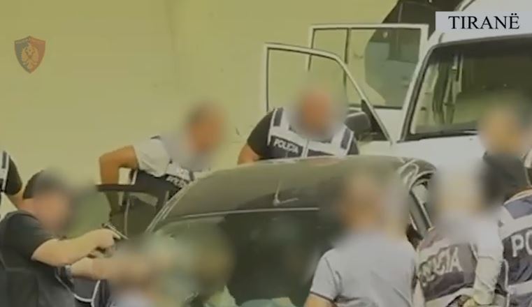 U kap duke transportuar armë dhe municione për grupet kriminale, përfundon në pranga 22-vjeçari