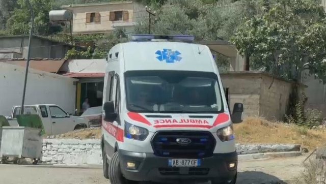 I riu qëllon me thikë nënën, gruaja niset me urgjencë drejt Spitalit të Traumës