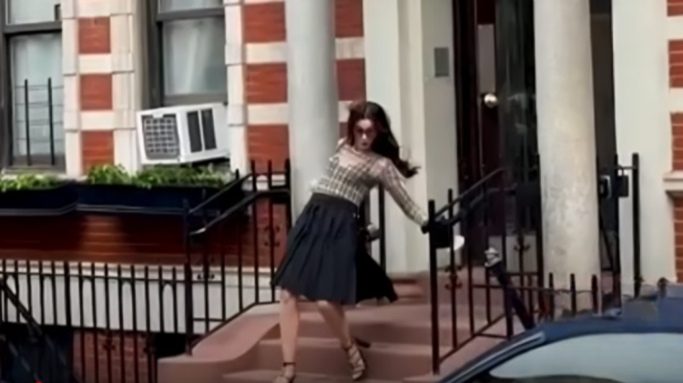 Incident i papritur në sheshxhirimin e “The Devil Wears Prada 2”, Anne Hathaway bie nga shkallët (VIDEO)