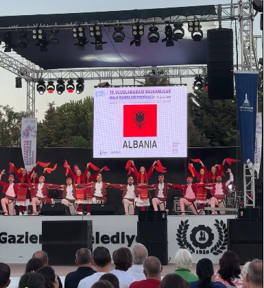 Ansambli &#8220;Arian Plaku&#8221; përfaqëson Shqipërinë në Festivalin Ballkanik të Folklorit në Izmir (VIDEO)