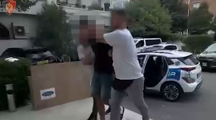 Mashtronte qytetarë duke përdorur identitet të rremë për t’iu zhvatur para, arrestohet 21-vjeçari! 