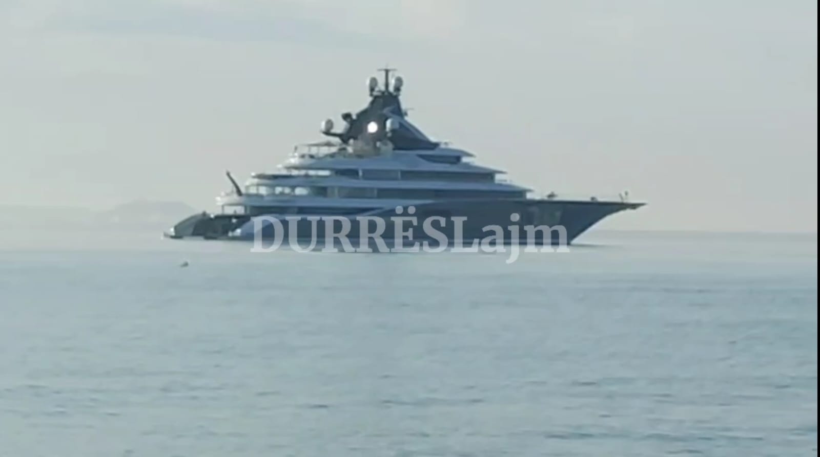 &#8220;Kismeti&#8221;, jahti më i bukur në botë viziton Durrësin. Sjell miliarderë të njohur (VIDEO)