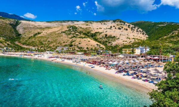Express: Shqipëria, oaz turizmi në mes të krizës së zjarreve