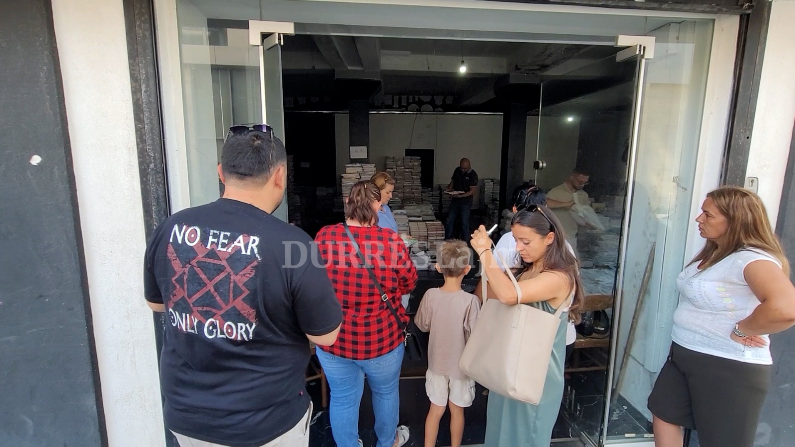 Vijon shpërndarja e librave shkollorë në Durrës, prindërit dhe nxënësit: Çmime të arsyeshme (VIDEO)